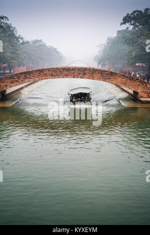 Barca sul canal nella nebbia, Lumbini, Nepal, asia Foto Stock