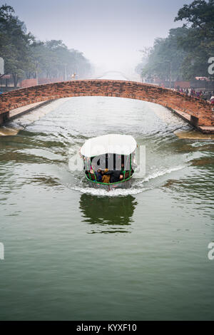 Barca sul canal nella nebbia, Lumbini, Nepal, asia Foto Stock