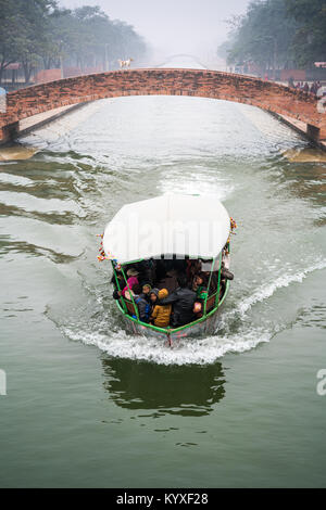 Barca sul canal nella nebbia, Lumbini, Nepal, asia Foto Stock