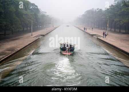 Barca sul canal nella nebbia, Lumbini, Nepal, asia Foto Stock