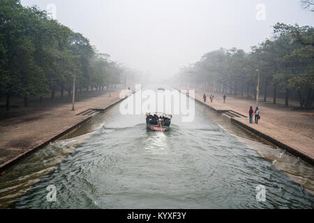 Barca sul canal nella nebbia, Lumbini, Nepal, asia Foto Stock