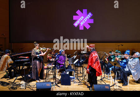 New York, NY - 13 Gennaio 2018: Sun Ra Arkestra suona dal vivo del punteggio al film lo spazio è il posto alla nuova scuola Tishman Auditorium Foto Stock