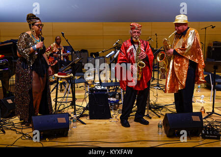 New York, NY - 13 Gennaio 2018: Sun Ra Arkestra suona dal vivo del punteggio al film lo spazio è il posto alla nuova scuola Tishman Auditorium Foto Stock