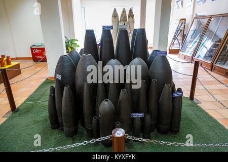 Display da proiettili di artiglieria e casi di shell nell'iconico di Cu Chi rete di tunnel, nascosto Viet Cong gallerie (Saigon Ho Chi Minh City), il sud del Vietnam Foto Stock