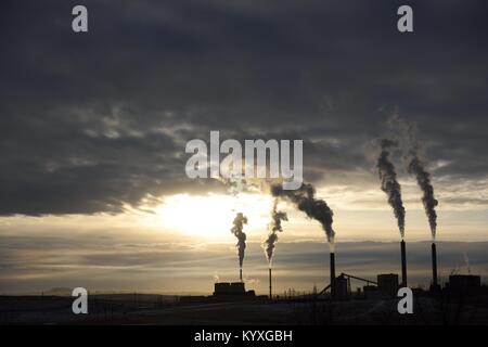 Aumento delle emissioni dal fumo di pile di un industriale impianto alimentato a carbone al tramonto vicino a Gillette, Wyoming USA Foto Stock