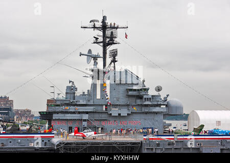 La USS Intrepid navy portaerei alla Intrepid Sea-Air-Space Museum a Manhattan, New York City. Foto Stock