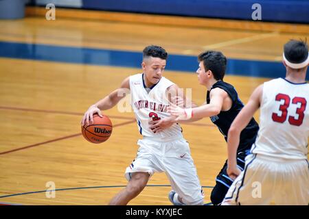 Protezione punto di inizio di una mossa di guidare passato un difensore dopo il passaggio Centre Court. Stati Uniti d'America. Foto Stock