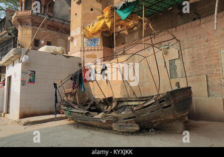Vecchia barca a sinistra sulla strada di Varanasi India. Foto Stock
