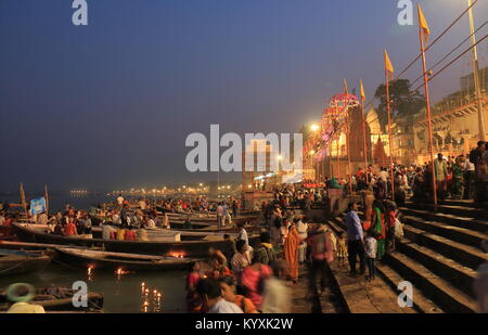 La gente visita Gange fiume Dashashwamedh ghat di Varanasi India. Foto Stock