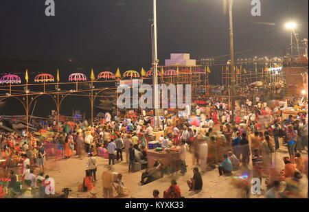 La gente visita Gange fiume Dashashwamedh ghat di Varanasi India. Foto Stock