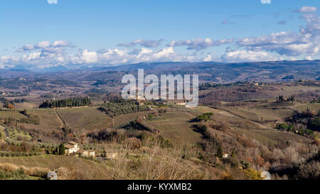 Scenic vista aerea della campagna Toscana vicino a San Gimignano, Siena, Toscana, Italia Foto Stock