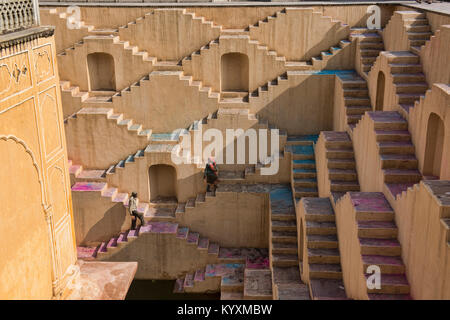 Spazzatrice alla panna Meena ka Kund stepwell, Jaipur, India Foto Stock