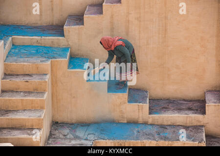 Spazzatrice alla panna Meena ka Kund stepwell, Jaipur, India Foto Stock