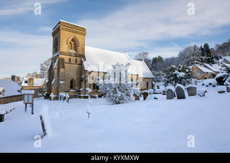 San Barnaba chiesa in inverno la neve, Snowshill, Cotswolds, Gloucestershire, England, Regno Unito, Europa Foto Stock