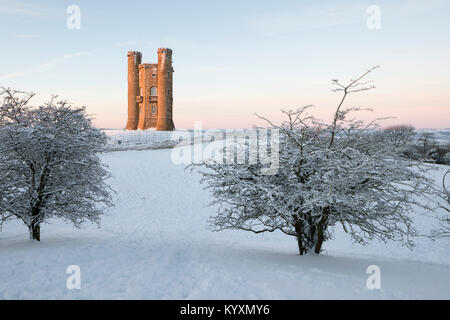 Torre di Broadway in inverno la neve, Broadway, il Costwolds, Worcestershire, England, Regno Unito, Europa Foto Stock