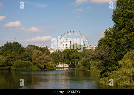 Buckingham Palace e il Millenium ruota come visto da St.James Park,Londra,l'Inghilterra,UK Foto Stock