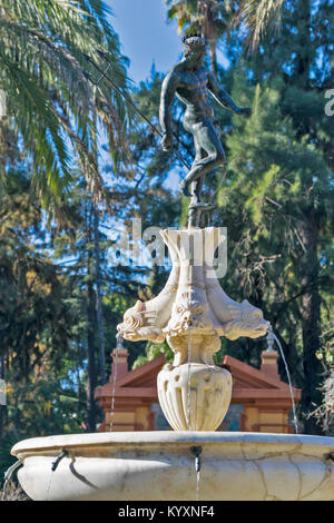 ALCAZAR siviglia spagna i giardini formali una statua del Nettuno su una fontana nel giardino Foto Stock