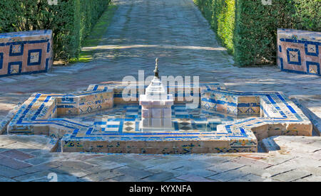 ALCAZAR siviglia spagna i giardini formali una fontana in piastrelle Foto Stock