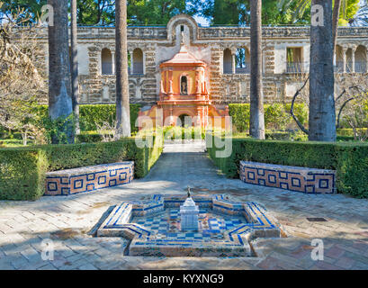 ALCAZAR siviglia spagna i giardini formali fontana piastrellato con la galeria DE GRUTESCOS DIETRO Foto Stock