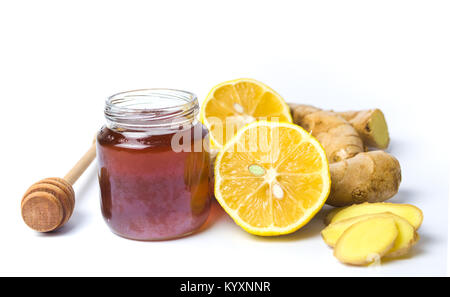 Un vasetto di miele e limone, gingers isolati su sfondo bianco. Foto Stock