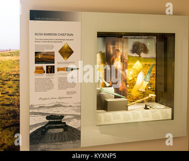 Visualizzazione di oggetti scavati dalla sepoltura del Bush Barrow capotribù. Con il permesso del Wiltshire Museum, Devizes, England, Regno Unito Foto Stock