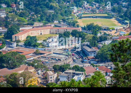 Vista sulla città di Kandy dal di sopra, Sri Lanka Foto Stock