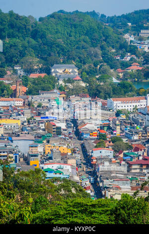 Vista sulla città di Kandy dal di sopra, Sri Lanka Foto Stock