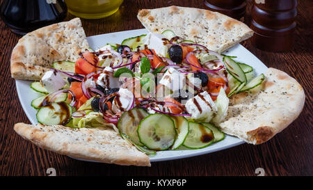 Insalata greca con focaccia Foto Stock