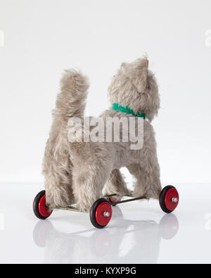 Un Vintage tedesco Hermann marca Mohair gatto giocattolo di peluche su ruote Foto Stock