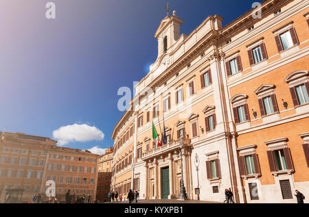 Roma, Italia, 18 febbraio 2017: la facciata del Palazzo Montecitorio, sede della Camera dei deputati italiana, uno dei due rami del parlamento italiano Foto Stock