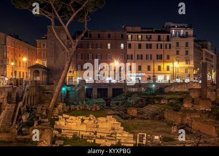 Roma, Italia, 15 febbraio 2017: vista notturna delle antiche rovine romane in Largo di Torre Argentina di Roma Foto Stock