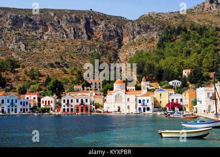 Vista del porto della città di Kastellorizo, isola di Kastellorizo, isole Dodecanesi, Grecia. Foto Stock