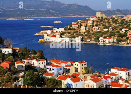 Vista del porto della città di Kastellorizo, isola di Kastellorizo, isole Dodecanesi, Grecia. Foto Stock