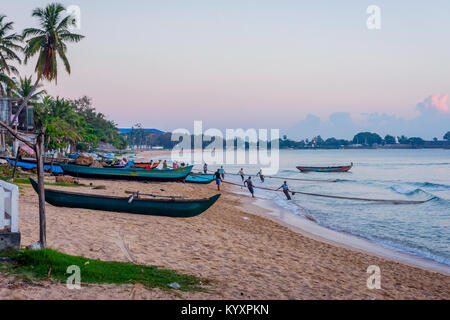 TRINCOMALEE, SRI LANKA - 9 marzo: i pescatori tirando la rete con pesci fuori del mare nella baia di Trincomalee. Marzo 2017 Foto Stock