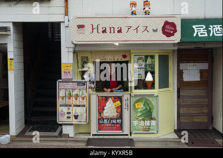24.12.2017, Kyoto, Giappone, Asia - Una donna vende il soft ice cream presso un chiosco in Kyoto. Foto Stock