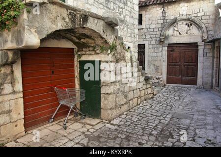 Croazia - Trogir in Dalmazia (Patrimonio Mondiale dell'UNESCO). Città vecchia di dettagli. Foto Stock