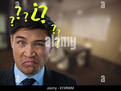 Confuso o disgustato uomo in un ufficio con un punto interrogativo Foto Stock