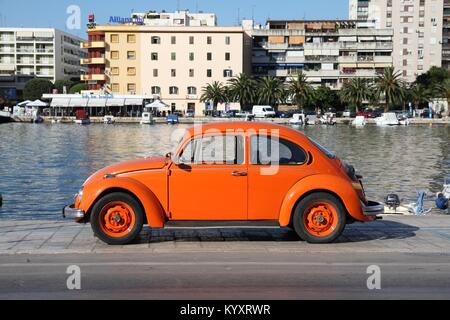 ZADAR, Croazia - 22 giugno 2011: VW Beetle auto in Zadar, Croazia. Più di 21m di questi VWs erano fabbricati dal 1938 al 2003, il che lo rende uno dei più succ Foto Stock