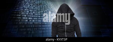 Anonimo hacker con il codice del computer interfaccia binaria Foto Stock