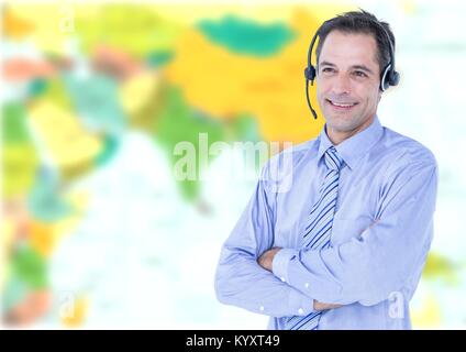 Agente di viaggio uomo che indossa la cuffia nella parte anteriore della mappa del mondo Foto Stock