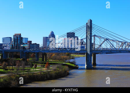 Il Louisville, Kentucky skyline con John F Kennedy Bridge Foto Stock