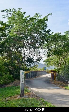 Il Footbridge attraversando una laguna di acqua stagnante del fiume Ross, Annandale, Townsville, Queensland, Australia Foto Stock