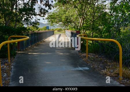 Il Footbridge attraversando una laguna di acqua stagnante del fiume Ross, Annandale, Townsville, Queensland, Australia Foto Stock