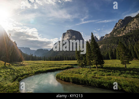 Fiume immerso in campo contro la montagna Squaretop Foto Stock