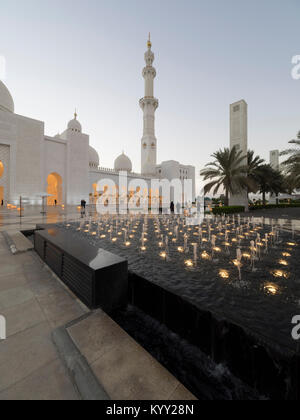 Fontana nella parte anteriore della Moschea Sheikh Zayed Foto Stock