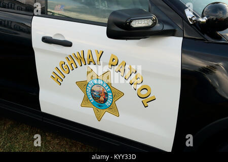 Van Nuys, CA / STATI UNITI D'America - 23 Ottobre 2016: una macchina della polizia recanti la California Highway Patrol logo è visualizzato sul display a una risorsa comunitaria fiera. Foto Stock