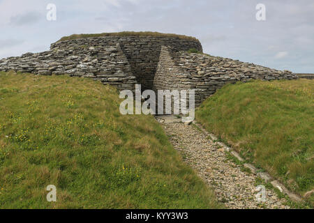 L'enorme Quoyness chambered cairn sul Sanday, Orkney è di 5000 anni, costruito di stalattite costruzione,presenta una camera centrale con sei celle fuori di esso. Foto Stock