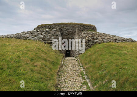 L'enorme Quoyness chambered cairn sul Sanday, Orkney è di 5000 anni, costruito di stalattite costruzione,presenta una camera centrale con sei celle fuori di esso. Foto Stock