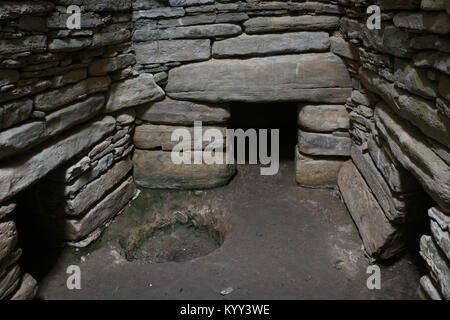 L'interno della camera principale di Quoyness cairn, situato sul Sanday Isola di Orkney, Scozia. Ingressi per 3 delle 6 celle laterali può essere visto qui. Foto Stock