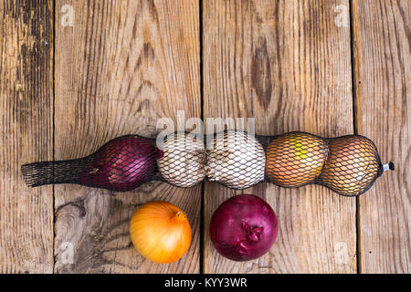 Onion in rete per la memorizzazione. Foto Studio Foto Stock